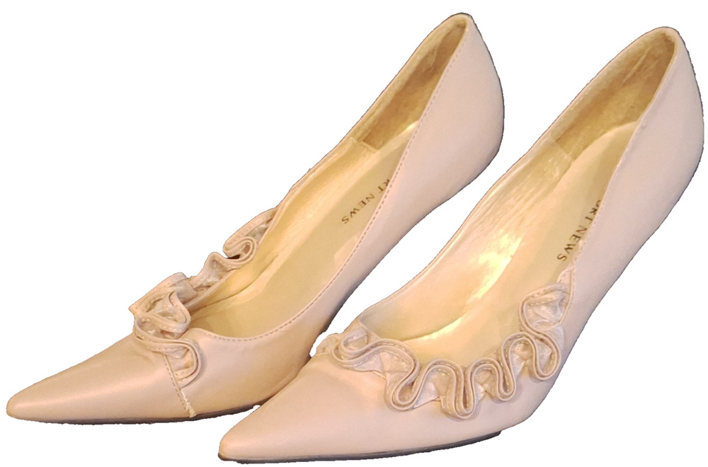 Newport News Ivory Pointed Toe Ruffle Pumps Size 9 Bridal Coquette Heels